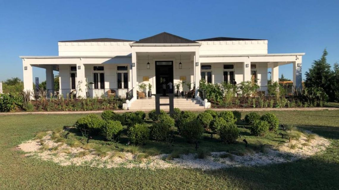 Fachada do Hotel das Celebridades do El Trece, formato que pode passar no SBT