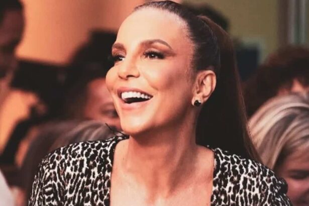 Ivete Sangalo, sorrindo, de cabelo preso, vestido animal print durante gravação do Macasso Sessions, na Bahia