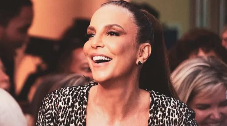 Ivete Sangalo, sorrindo, de cabelo preso, vestido animal print durante gravação do Macasso Sessions, na Bahia