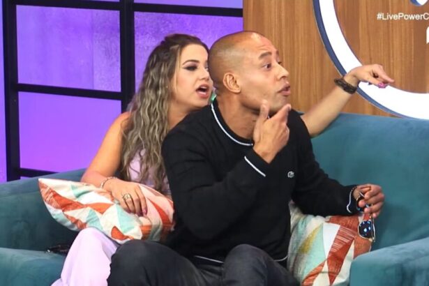 Karol e Mussunzinho sentados no sofá no cenário da live no Power Couple.