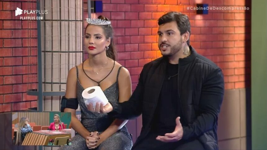 Luana ao lado de Hadad que está irritado e segura um papel higiênico na Cabine de Descompressão do Power Couple Brasil 6