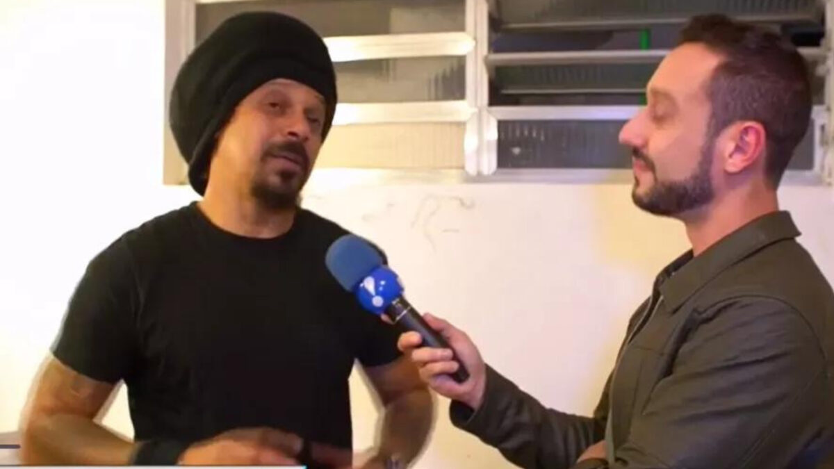 Marcelo Falcão sendo entrevistado por um repórter