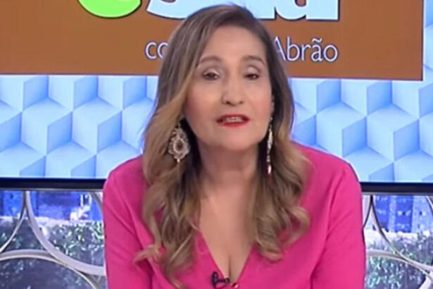 Sonia Abrão vestida de rosa no estúdio do A Tarde É Sua