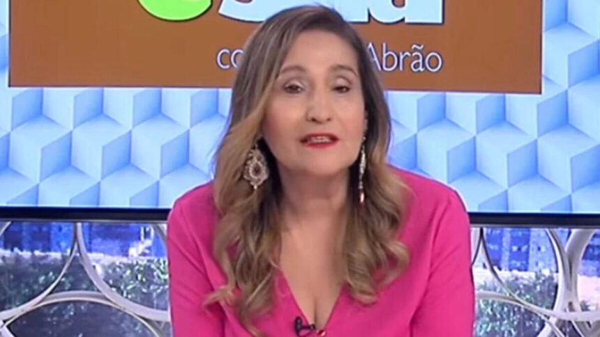 Sonia Abrão vestida de rosa no estúdio do A Tarde É Sua