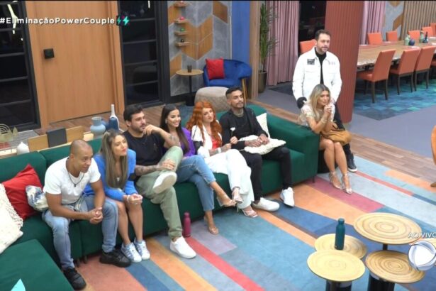 Mussunzinho, Karol, Hadad, Luana, Brenda, Matheus, Albert, Adryana na sala ouvindo as instruções sobre a última semana do Power Couple Brasil 6