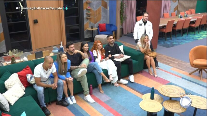 Mussunzinho, Karol, Hadad, Luana, Brenda, Matheus, Albert, Adryana na sala ouvindo as instruções sobre a última semana do Power Couple Brasil 6