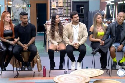Brenda e Matheus, Luana e Hadad e Karol e Mussunzinho sentados nos banquinhos da última DR do Power Couple Brasil 6