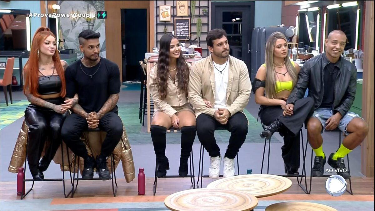 Brenda e Matheus, Luana e Hadad e Karol e Mussunzinho sentados nos banquinhos da última DR do Power Couple Brasil 6