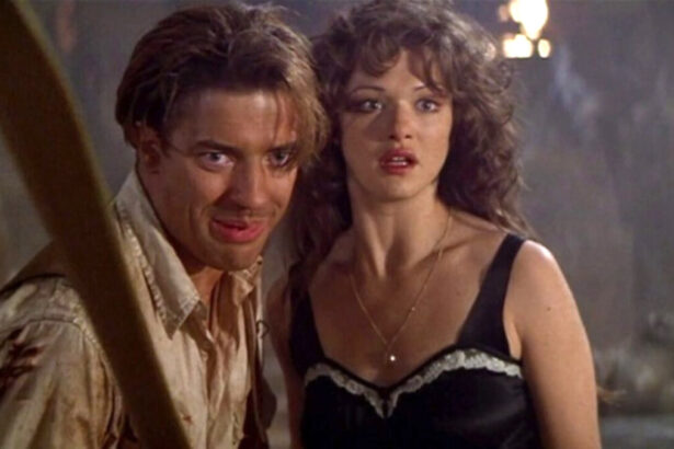 Brendan Fraser e Rachel Weisz em trecho do filme A Múmia