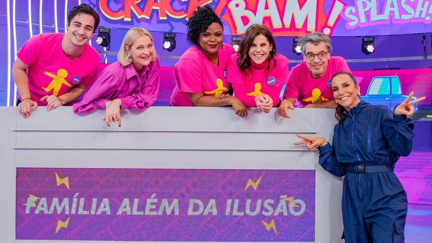 Alexandra Richter, Bárbara Paz, Danilo Mesquita, Paulo Betti e Carla Cristina Cardoso de camisa rosa, ao lado de Ivete Sangalo, sorrindo, de macaquito jeans azul durante gravação do pipoca com Ivete, da TV Globo