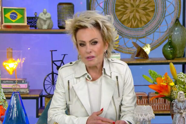 Ana Maria Braga na bancada do Mais Você, sentada