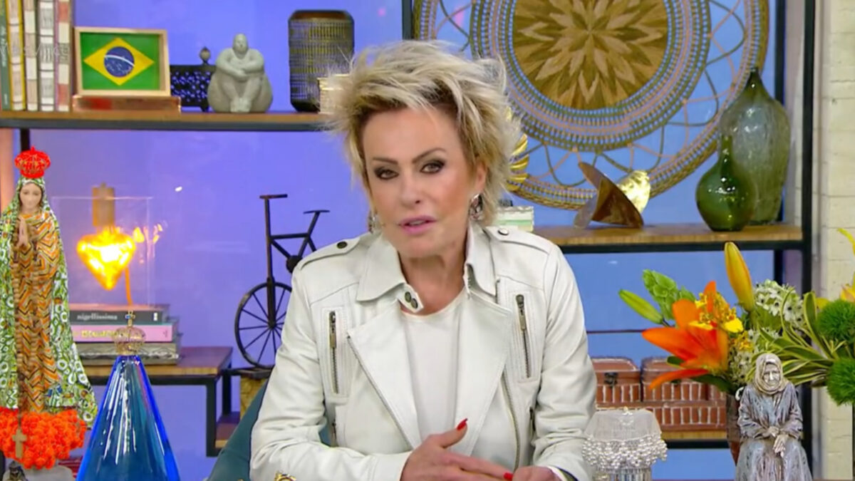 Ana Maria Braga na bancada do Mais Você, sentada