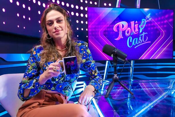 Ana Paula Valverde sentada com uma caneca na mão