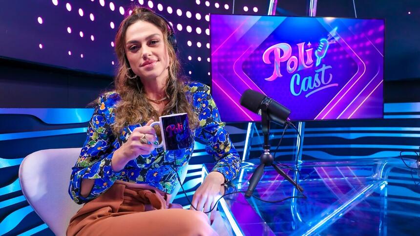 Ana Paula Valverde sentada com uma caneca na mão