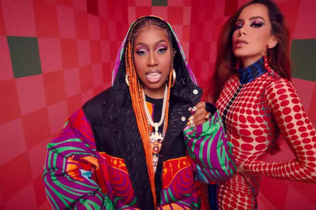 Missy Elliot e Anitta em cena do clipe de Lobby