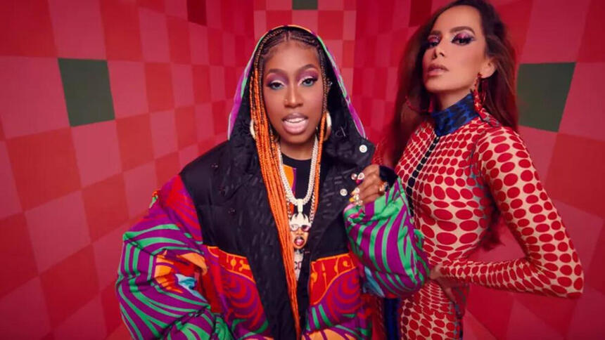 Missy Elliot e Anitta em cena do clipe de Lobby