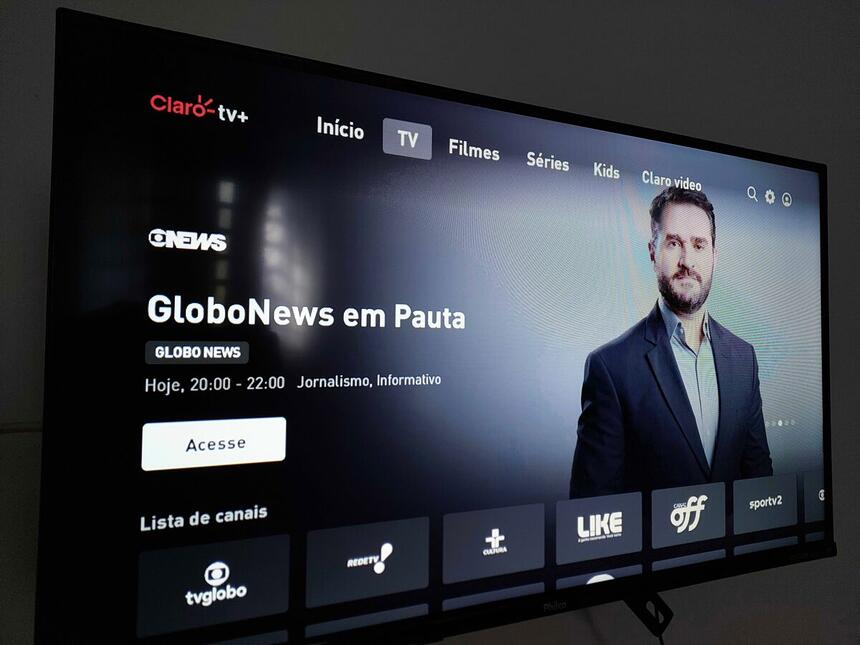 Tela inicial do aplicativo da Claro TV+ na Android TV com arte do programa GloboNews em Pauta