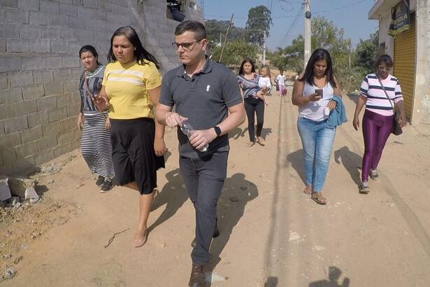 Eduardo gois ao lado da população, em trecho do Arquivo A