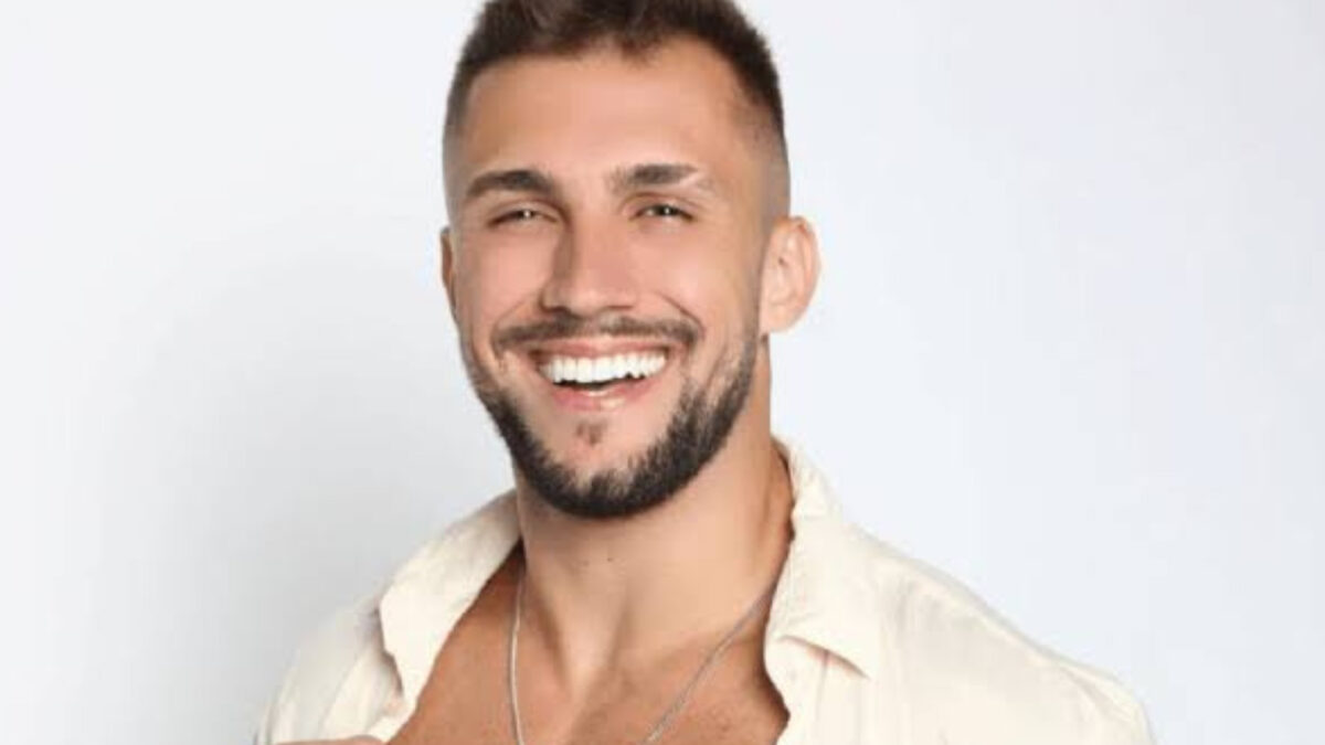 Arthur Picoli sorri para foto