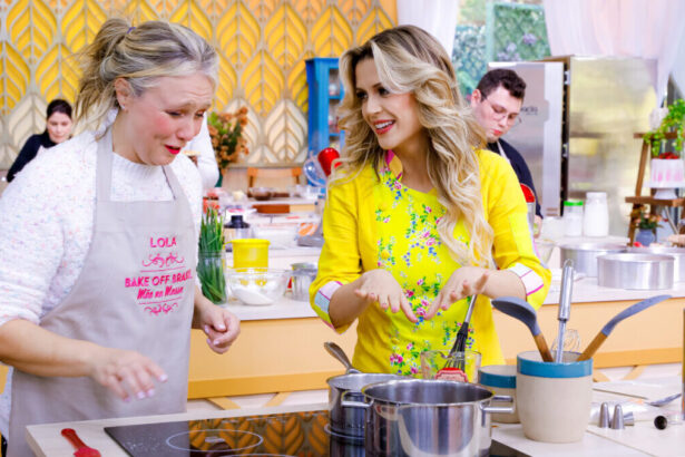 Beca Milado ao lado de uma participante, em frente ao fogão, em trecho de uma prova na estreia do Bake Off Brasil 8