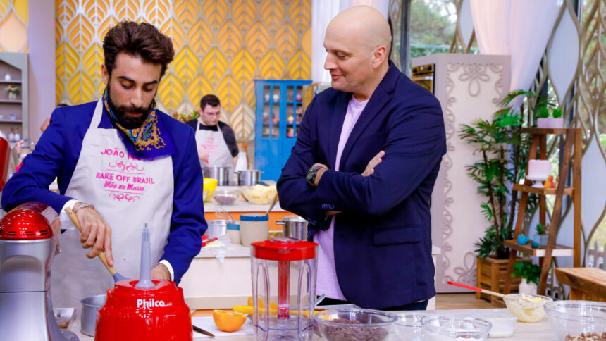 Participante João, ao lado de Giuseppe Gerundino, na prova criativa da estreia do Bake Off Brasil 8