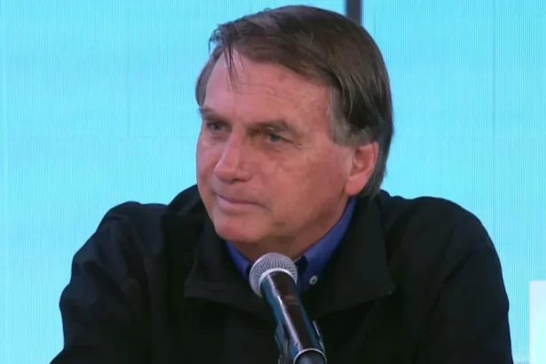 Bolsonaro com um microfone a sua frente, em trecho do programa Pânico na Jovem Pan News