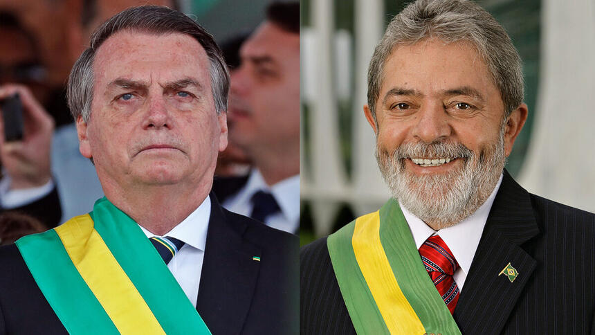 Bolsonaro com sempblante sério, blazer preto e gravata listrada preta e branco; Lula sorrindo de gravata vermelha - ambos com a faixa de presidente