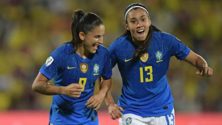 Debinha comemora gol do Brasil contra a Colômbia pela Copa América feminina