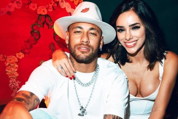 Neymar e Bruna abraçados