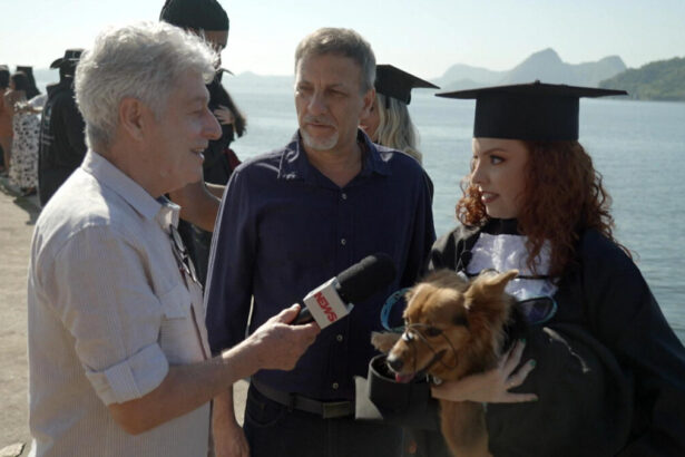 Caco Barcellos entrevistando uma formanda, ao aterro do flamengo, em trecho do Profissão Repórter