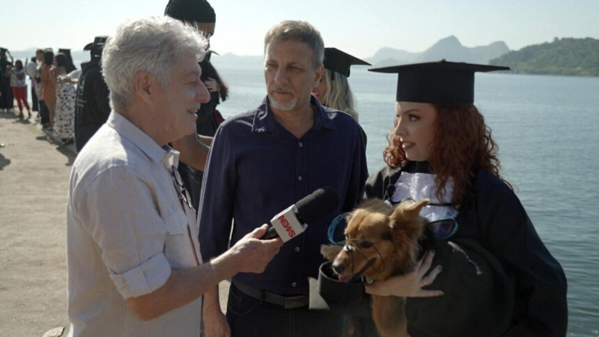 Caco Barcellos entrevistando uma formanda, ao aterro do flamengo, em trecho do Profissão Repórter