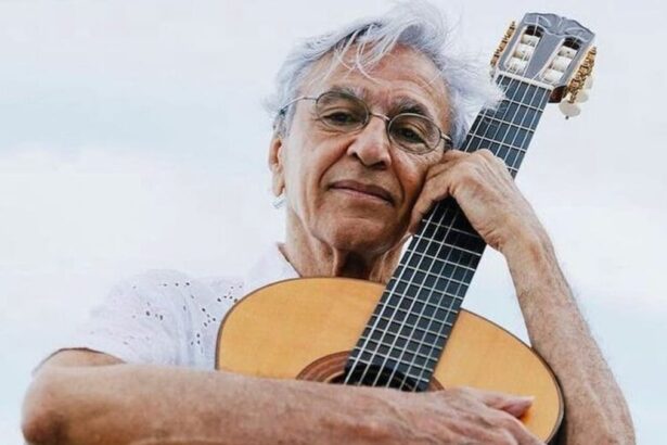 Caetano Veloso abraçando um violão