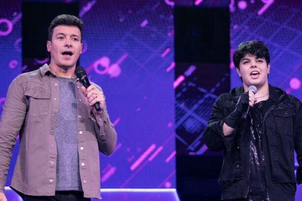 Rodrigo Faro ao lado participante Felipe no Canta Comigo Teen