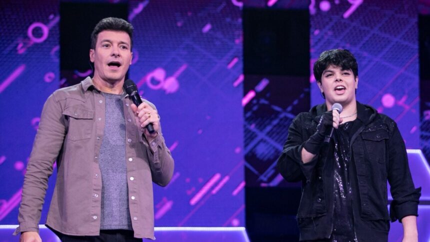 Rodrigo Faro ao lado participante Felipe no Canta Comigo Teen