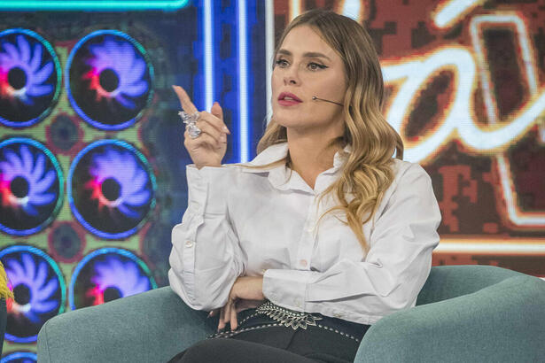 Carolina Dieckmann sentada em uma poltrona, participando do Domingão com Huck