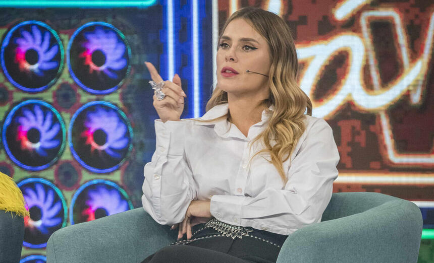 Carolina Dieckmann sentada em uma poltrona, participando do Domingão com Huck