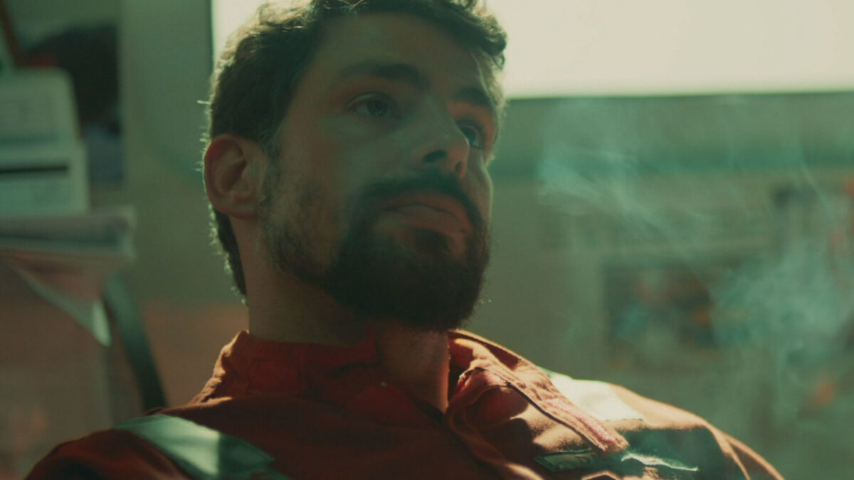 Cauã Reymond, como Dante, em trecho da 2ª temporada de Ilha de Ferro