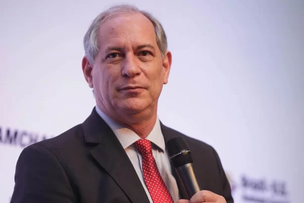 Ciro Gomes segurando um microfone, em trecho da campanha