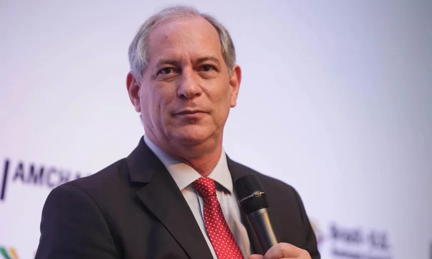 Ciro Gomes segurando um microfone, em trecho da campanha