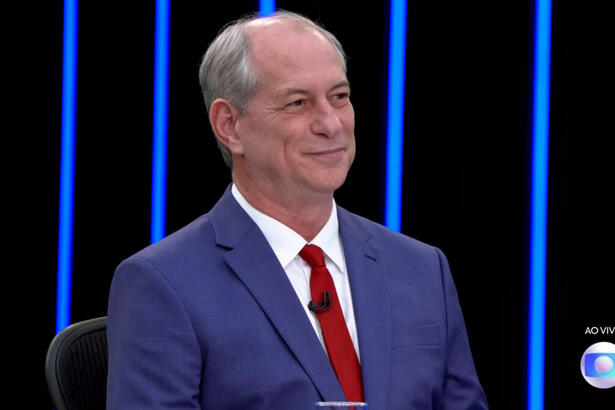 Ciro Gomes de terno, sentado na bancada da sabatina do Jornal Nacional