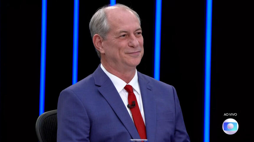 Ciro Gomes de terno, sentado na bancada da sabatina do Jornal Nacional