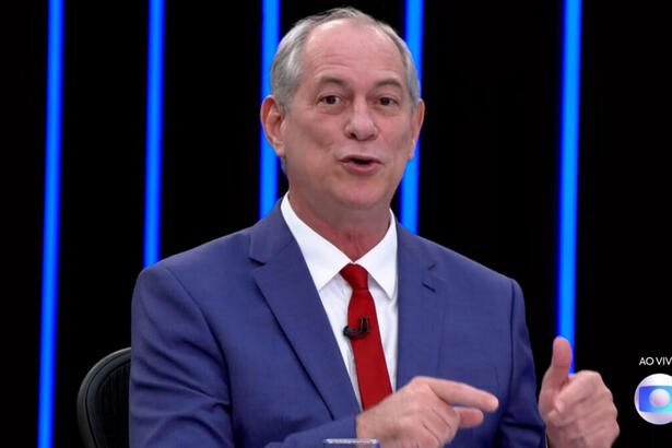 Ciro Gomes sorrindo e olhando direto com a câmera durante a sabatina do Jornal Nacional