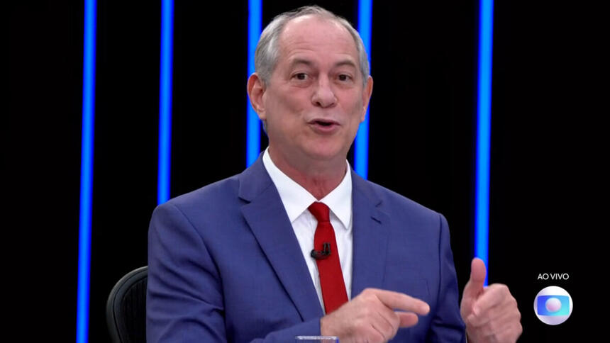 Ciro Gomes sorrindo e olhando direto com a câmera durante a sabatina do Jornal Nacional