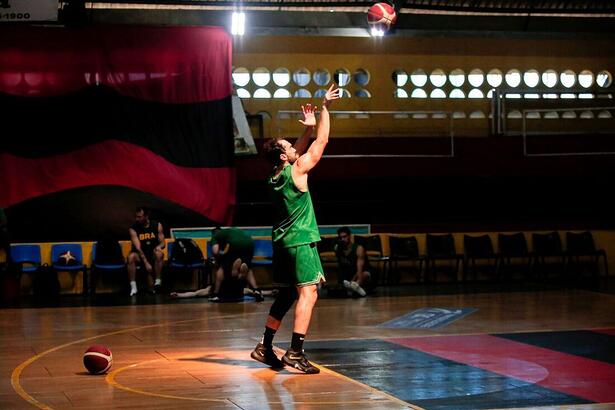 Jogador da Seleção Brasileira de Basquete