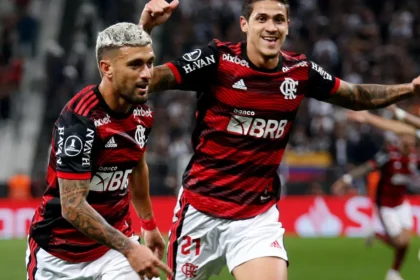 Arrascaeta e Pedro comemorando gol com a camisa do Flamengo