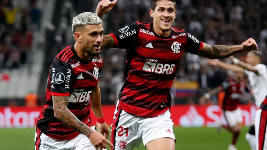 Arrascaeta e Pedro comemorando gol com a camisa do Flamengo