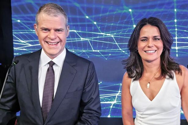 Eduardo Oinegue e Adriana Araújo no cenário do debate na Band