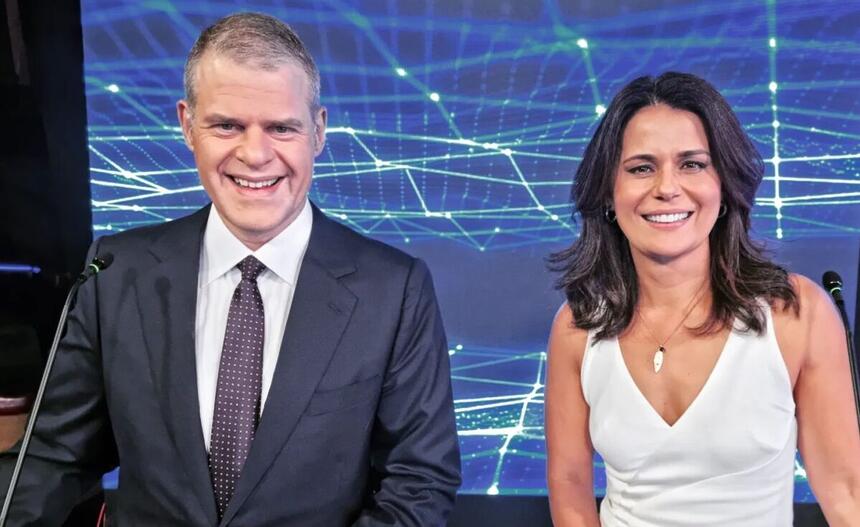 Eduardo Oinegue e Adriana Araújo no cenário do debate na Band