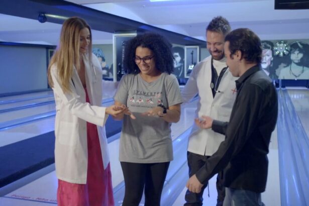 Lucas Anderi e Renata Kuerten, ao lado da participante, em uma pista de boliche, local da captura