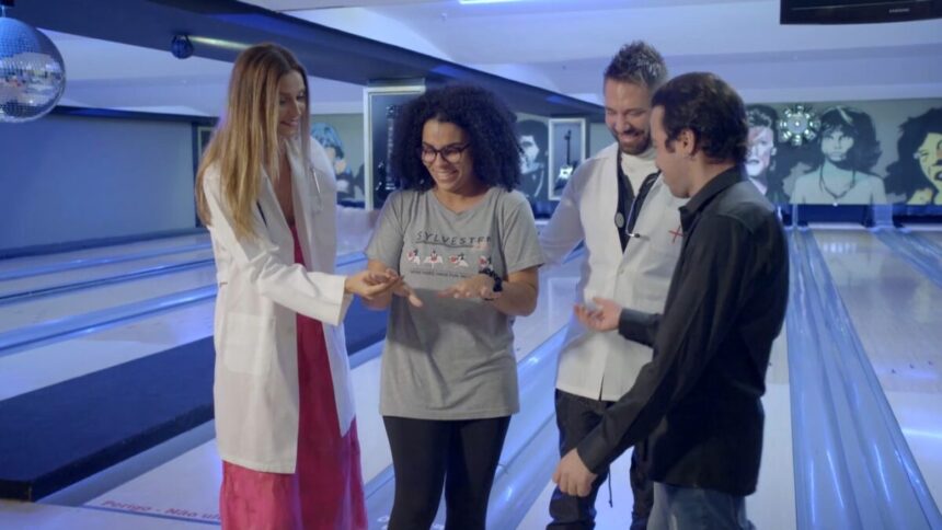 Lucas Anderi e Renata Kuerten, ao lado da participante, em uma pista de boliche, local da captura